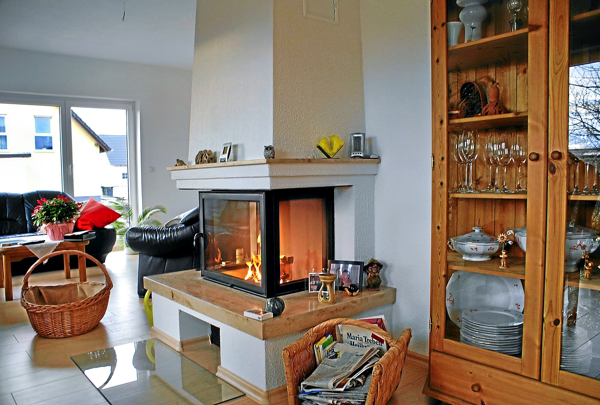 Panorama-Kamin mit Naturstein-Feuertisch – individuelle Sonderform