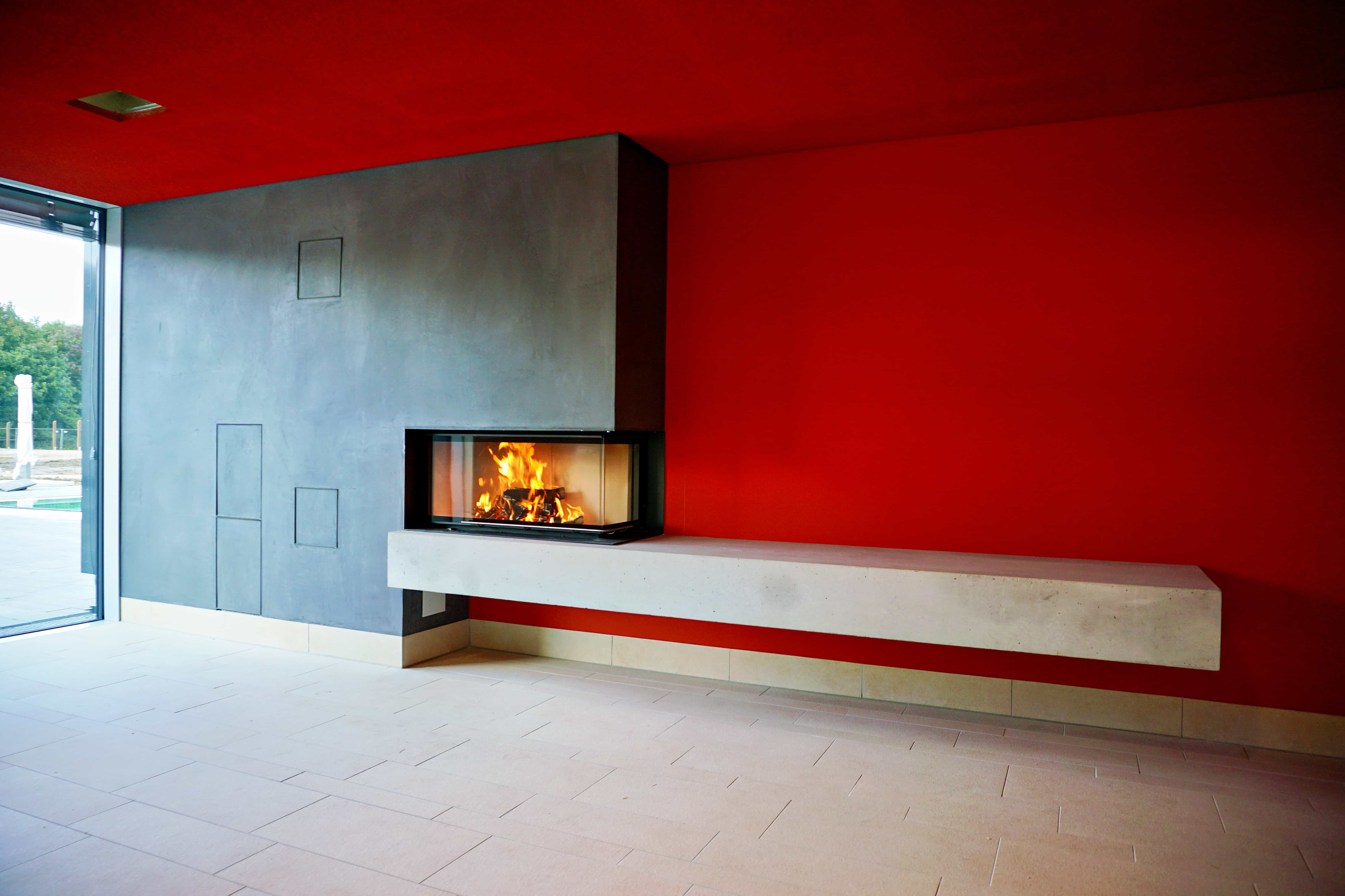 Kamin mit langer Sichtbeton-Bank im Wellness-Ruhebereich in Langenhagen