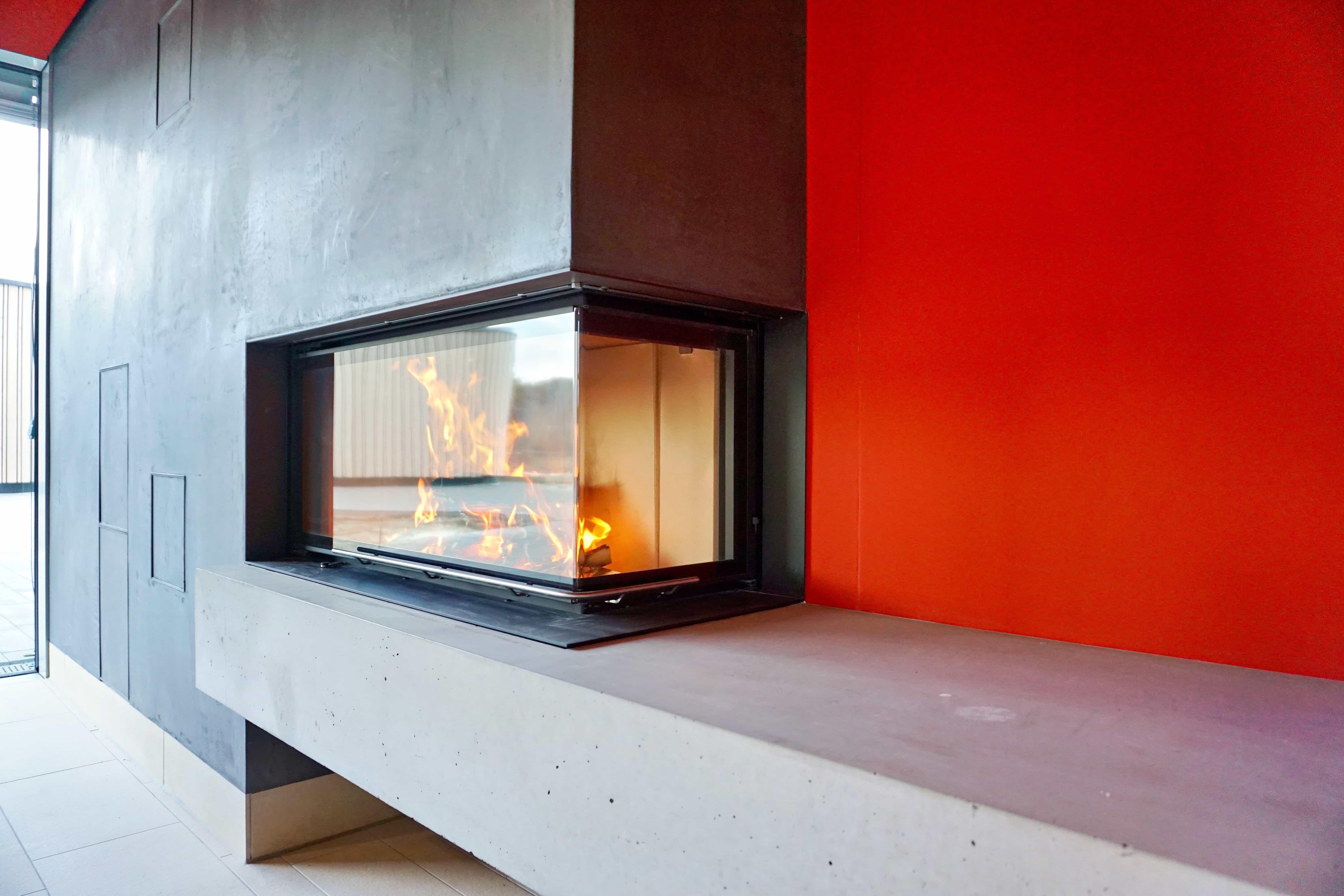 Kamin mit langer Sichtbeton-Bank im Wellness-Ruhebereich in Langenhagen
