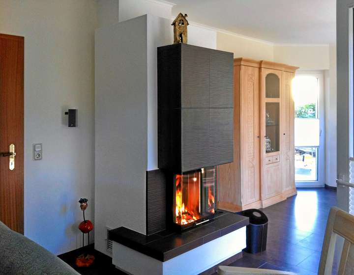 kamin in Oschersleben mit-grossen-kacheln-in-brauner-glasur