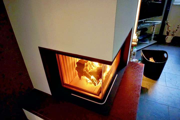 kamin-in Seeburg mit-grosser-eckscheibe